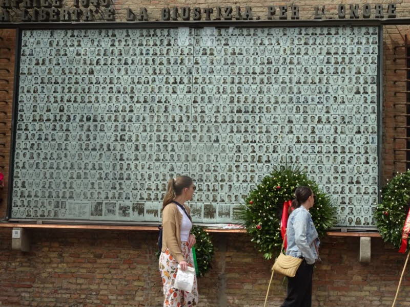 Das Denkmal ist ein lokaler, politischer und moralischer Erinnerungsort, der den Widerstand gegen Faschismus und Besatzung ehrt,die Befreiung am 25. April feiert, die Opfer sichtbar macht und die Identit�t der italienischen Republik mitpr�gt.