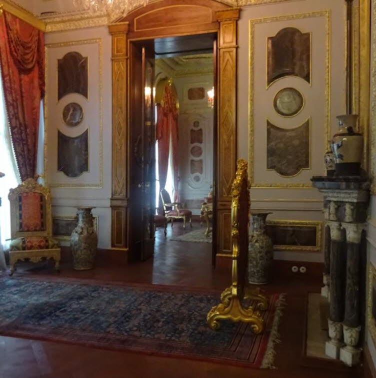 Das Bild zeigt einen Innenraum im Topkapi-Palast in Istanbul, der �ber 400 Jahre lang das Machtzentrum des Osmanischen Reiches war. Es handelt sich h�chstwahrscheinlich um die Bibliothek von Ahmet III. oder einen angrenzenden Raum im Harem, erkennbar an d