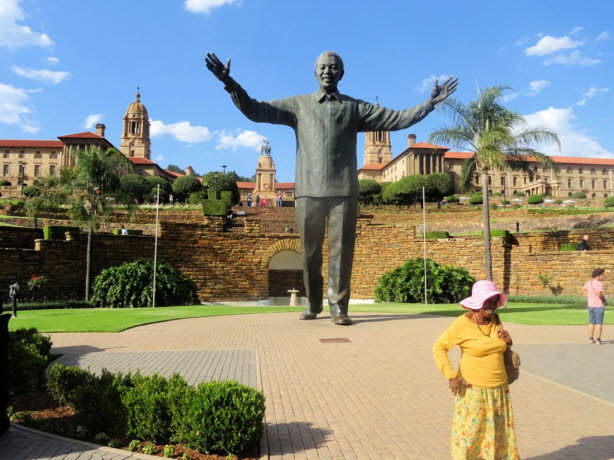 Am 16. Dezember 2013 (Tag der Vershnung) wurde die Bronzestatue von Nelson Mandela von Prsident Jacob Zuma enthllt. Die atemberaubende und inspirierende Statue nimmt eine zentrale Position auf den sdlichen Rasenflchen der Union Buildings ein und ist 
