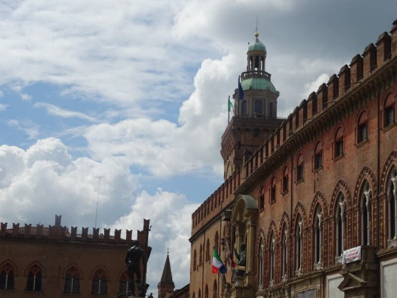 Piazza del Nettuno / Piazza Maggiore in Bologna, und du blickst auf den Palazzo d�Accursio (Palazzo Comunale) mit dem Torre dell�Orologio. Die Statue im Vordergrund geh�rt zum ber�hmten Neptunbrunnen (Fontana del Nettuno). 1. Der Turm mit der gr�nen Haube
