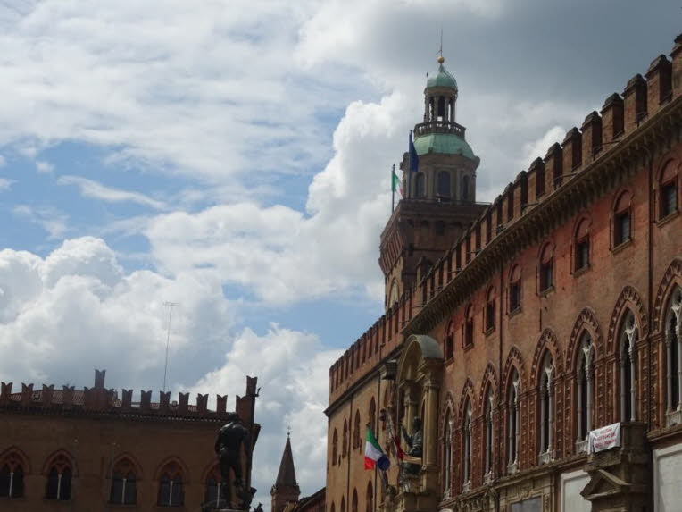 Piazza del Nettuno / Piazza Maggiore in Bologna, und du blickst auf den Palazzo d�Accursio (Palazzo Comunale) mit dem Torre dell�Orologio. Die Statue im Vordergrund geh�rt zum ber�hmten Neptunbrunnen (Fontana del Nettuno). 1. Der Turm mit der gr�nen Haube