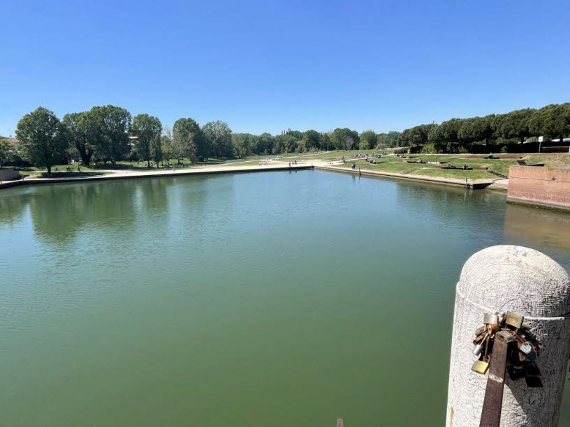 Dieses Bild zeigt den Parco XXV Aprile (Marecchia-Park) in Rimini, Italien. Im Mittelpunkt steht die Piazza sull'Acqua, ein angelegter Wasserbereich nahe der historischen Tiberiusbr�cke (Ponte di Tiberio). Der Park ist ein beliebter Ort f�r Spazierg�nge u