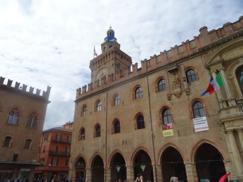 Architekturhistorische Analyse des Palazzo d�Accursio (Palazzo Comunale), Bologna: 1. Entstehung und Bauphasen: Der Palazzo ist kein einheitlicher Bau, sondern ein �ber Jahrhunderte gewachsener Komplex: Ursprung (13. Jh.) Beginn als Sitz der kommunalen Ve