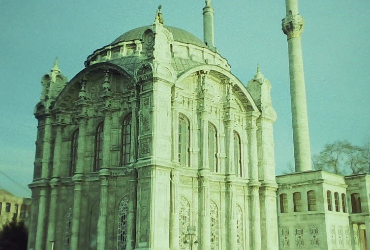 Das Bild zeigt die Ortak�y-Moschee (auch bekannt als Gro�e Mecidiye-Moschee) in Istanbul, T�rkei, am Ufer des Bosporus. Sie wurde im Auftrag von Sultan Abd�lmecid erbaut und 1853/1854 fertiggestellt. Der Architekt Nigogos Balyan entwarf das Geb�ude im Neo