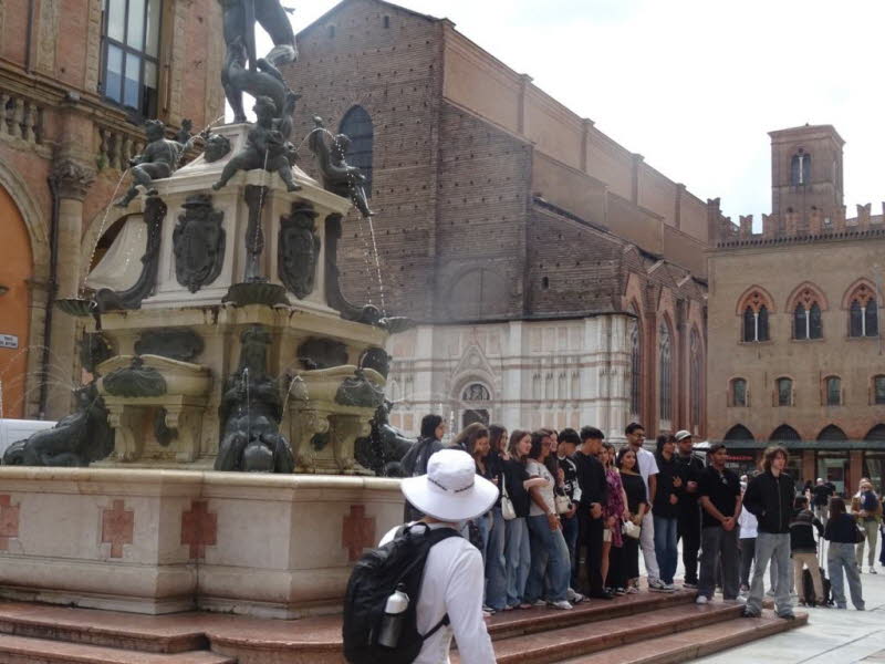 Architekturhistorische Einordnung: Das Foto zeigt einen der architekturhistorisch dichtesten Orte Bolognas: den Bereich um die Fontana del Nettuno vor dem Palazzo Re Enzo und dem Palazzo del Podest�. Diese Geb�ude bilden das politische und urbane Herz der