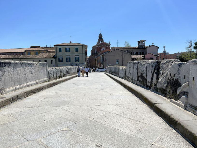 Diese antike r�mische Br�cke ist die Ponte di Tiberio (Tiberiusbr�cke) in Rimini, Italien hat nach der Legende der Teufel selbst zu zerst�ren versucht, wovon angeblich noch heute spuren�hnliche Abdr�cke auf dem Stein zeugen.