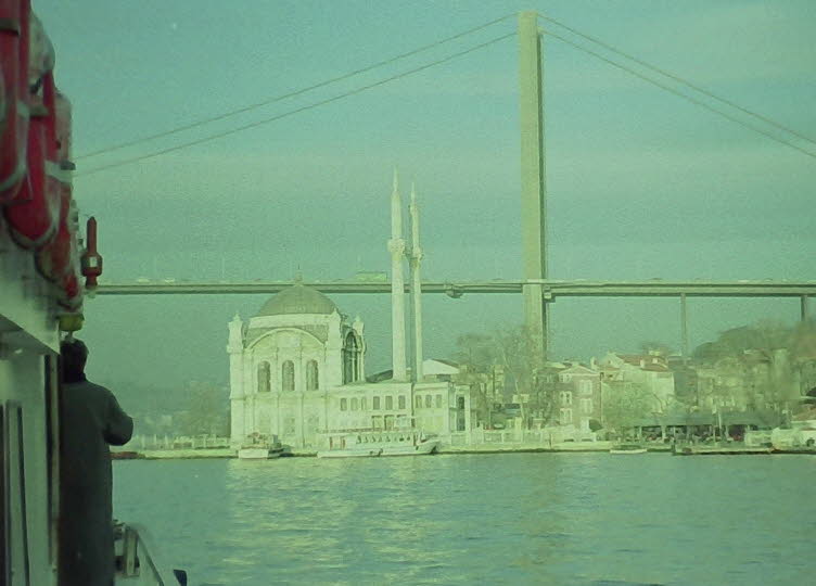 Auf dem Bild ist die Ortak�y-Moschee in Istanbul zu sehen, welche direkt am Ufer des Bosporus liegt. Im Hintergrund �berspannt die Bosporus-Br�cke (heute M�rtyrerbr�cke des 15. Juli) die Meerenge und verbindet Europa mit Asien. 