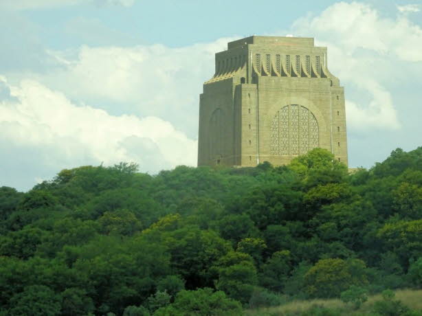 Das Voortrekkerdenkmal (afrikaans Voortrekkermonument, englisch Voortrekker Monument) ist ein Monumentalbauwerk mit stilistischen Elementen des Art dco. Das Voortrekker-Denkmal liegt sdlich von Pretoria in Sdafrika. Dieses massive Granitbauwerk liegt p