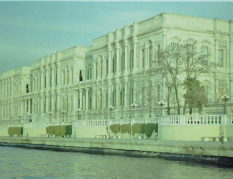 Das Bild zeigt den �iragan-Palast in Istanbul, T�rkei, vom Bosporus aus gesehen. Es handelt sich um einen ehemaligen osmanischen Sultanspalast aus dem 19. Jahrhundert. Heute beherbergt das historische Geb�ude ein luxuri�ses 5-Sterne-Hotel der Kempinski-Gr