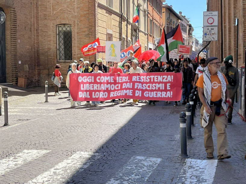 Kurzfassung vorweg: Die Demonstration im Bild steht klar im Kontext der italienischen Erinnerungskultur rund um den 25. April (Festa della Liberazione), der aktuellen italienischen Innenpolitik unter einer rechtsnationalen Regierung, sowie der internation