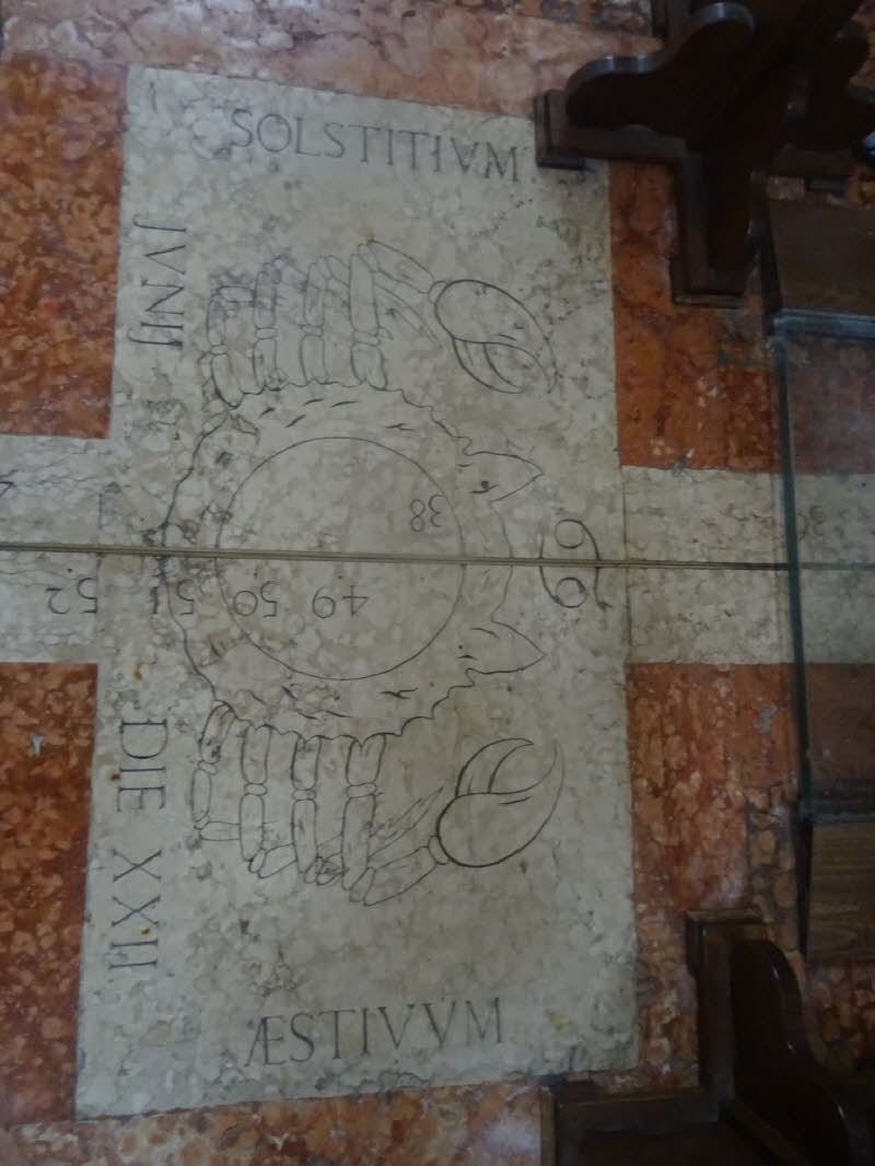 Cassinis Meridianlinie in San Petronio: Du hast hier eine astronomische Bodenmarkierung vor dir � ein Teil einer Meridianlinie oder eines Solstitien Markers in einer historischen Kirche oder einem Observatorium. Das Krebs Symbol markiert den Sommerpunkt (