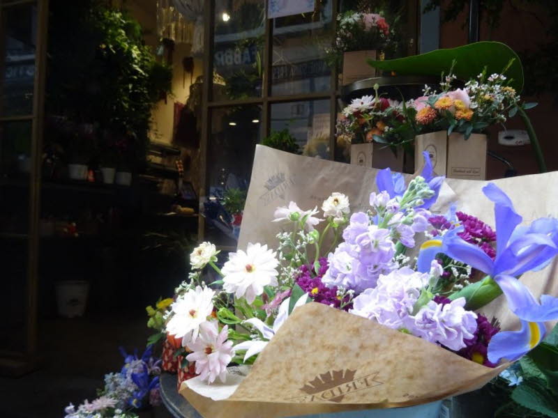 kunsthistorische Einordnung: Blumen als kulturelle Zeichen Blumen sind seit der Renaissance Tr�ger symbolischer Bedeutungen: Iris ? Reinheit, Hoffnung, �bergang; Margerite ? Unschuld, Einfachheit, Flieder ? Fr�hling, Verg�nglichkeit, Erinnerung; Im 17. Ja