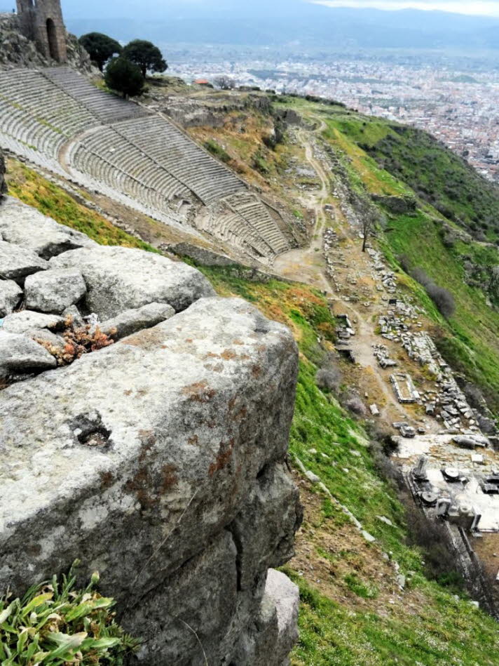 Das Bild zeigt das beeindruckende antike Theater von Pergamon, das sich auf der Akropolis oberhalb der heutigen Stadt Bergama in der T�rkei befindet. Dieses Bauwerk gilt als das steilste Theater der antiken Welt. Hier sind einige Details zu dieser histori