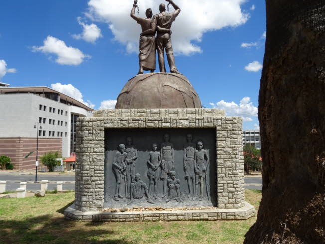  Das Genozid-Denkmal in Namibias Hauptstadt Windhoek erinnert an den von deutschen Soldaten ver�bten V�lkermord an den Herero und Nama zwischen 1904: Namibia ist ein au�ergew�hnliches Reiseziel in Afrika mit atemberaubenden Landschaften, einer faszinieren
