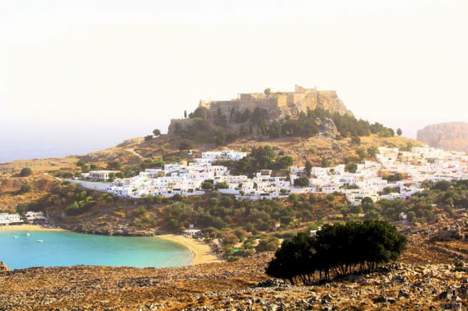 Der Ort Lindos liegt 50 km von Rhodos entfernt  Das hbsche Dorf Lindos ist eines der attraktivsten und schnsten Drfer von Rhodos und liegt sdlich der Hauptstadt. Es wird von einer prchtigen und imposanten Akropolis dominiert, die auf der Spitze der H
_