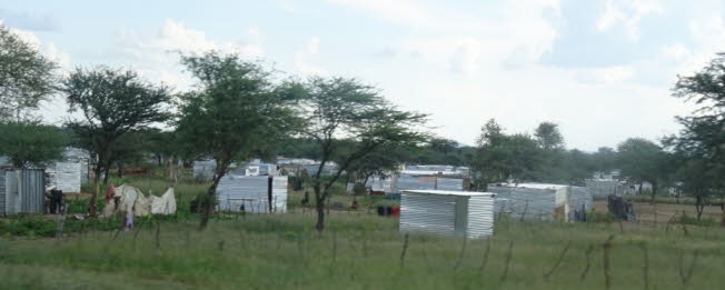 Eine halbe Million Menschen lebt in Namibia in temporren Wellblechhtten ohne Wasser und Strom.