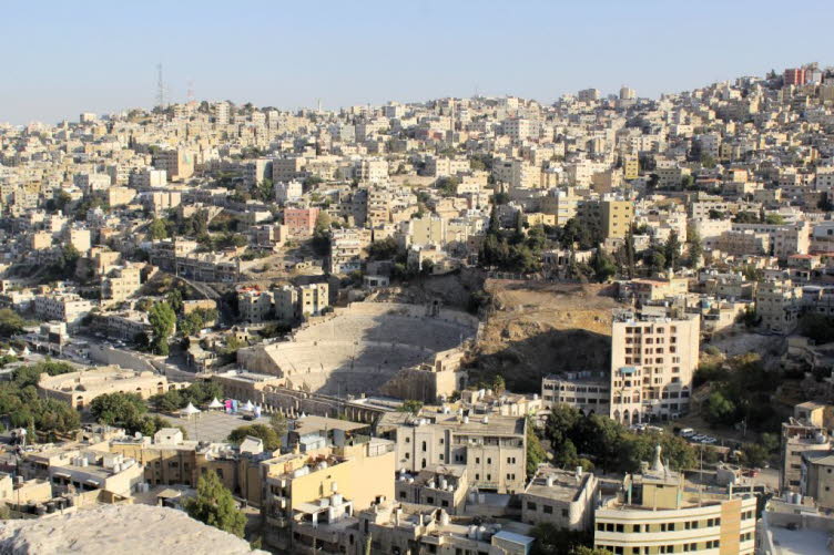 Die Hauptstadt Jordaniens, Amman, ist eine moderne Stadt mit vielen antiken Ruinen. Die historische Zitadelle auf der Anh�he Jabal al-Qala'a beherbergt die S�ulen des r�mischen Herkulestempels sowie die Umayyad-Palastanlage aus dem 8. Jahrhundert, die f�r