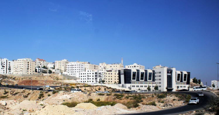 1Gerasa oder Jerasch (arabisch Dscharasch, DMG Gara�, auch Jarash und Jerash) ist eine Stadt im Norden Jordaniens, etwa 40 Kilometer n�rdlich von Amman. Sie hat etwa 40.000 Einwohner und ist Verwaltungszentrum des Gouvernement Dscharasch. Vom 2. Jahrhunde