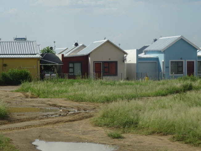Derzeit hat Namibia eine Wohnungskrise. In unsicheren Barackensiedlungen leben 500.000 Menschen. Die durchschnittlichen Kosten fr Wohnungen und Huser sind fr mehr als 90 % der Bevlkerung nicht mehr tragbar. Einkommensschwache Haushalte haben nicht gen