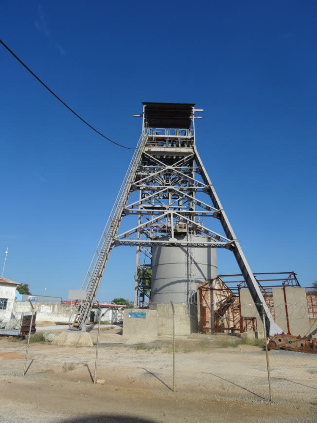 F�rderturm einer stillgelegten Kupfer-Mine in Tsumeb, Namibia