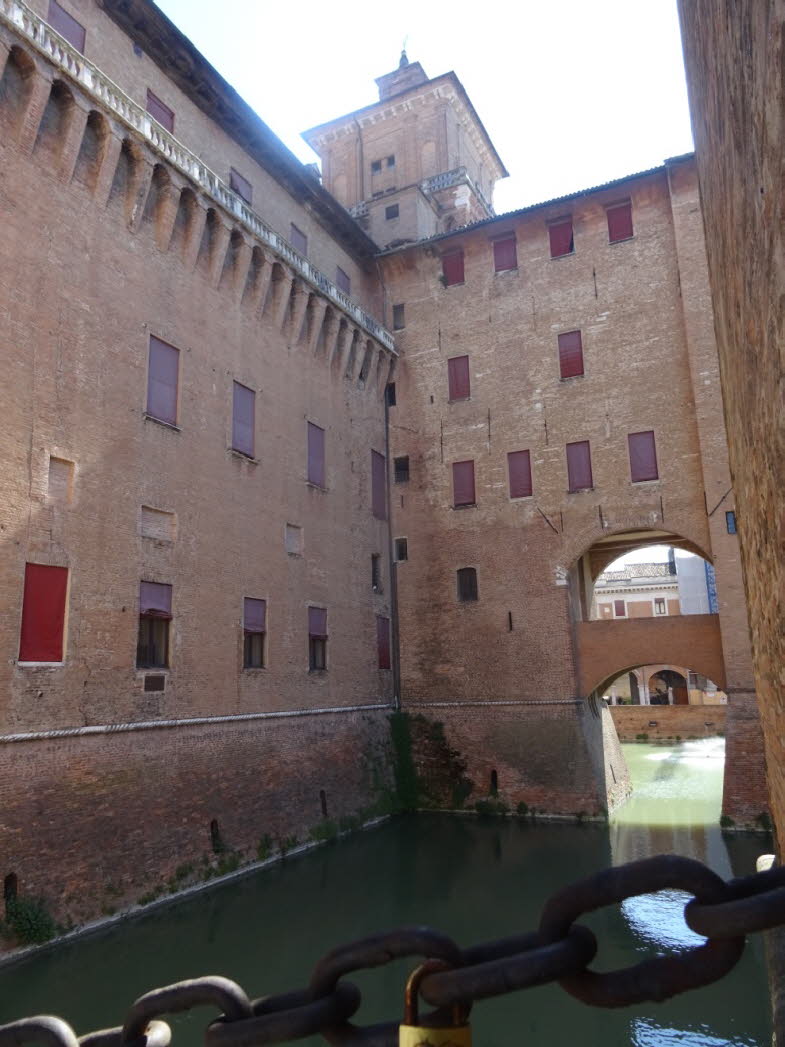 Das Geb�ude auf deinem Foto ist das Castello Estense in Ferrara � eines der bedeutendsten Macht- und Identit�tsbauwerke der italienischen Renaissance. Es bildet den Zusammenhang dieser Serie Aal � Lagune � Macht � Kulturgeschichte. Denn genau hier schlie�