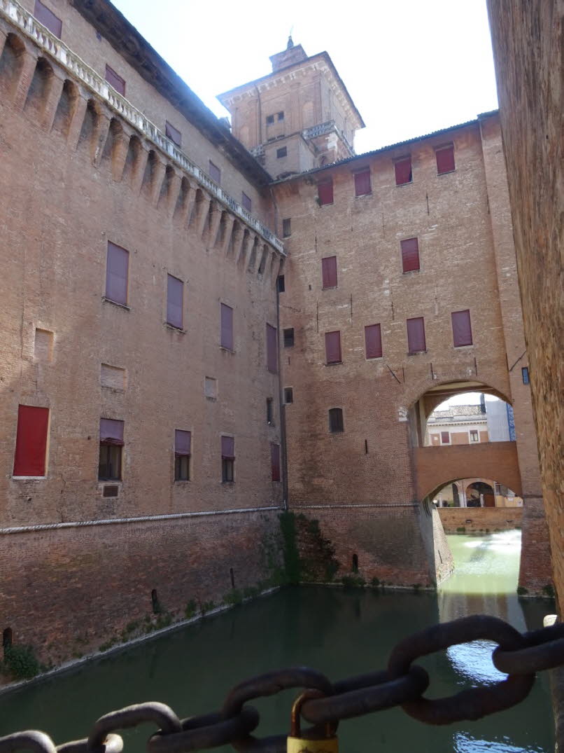 Das Geb�ude auf deinem Foto ist das Castello Estense in Ferrara � eines der bedeutendsten Macht- und Identit�tsbauwerke der italienischen Renaissance. Es bildet den Zusammenhang dieser Serie Aal � Lagune � Macht � Kulturgeschichte. Denn genau hier schlie�