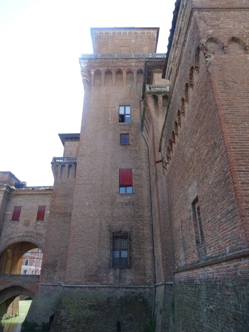 Die politische Geschichte der Este im Kontext der Lagune von Comacchio ist ein Machtspiel zwischen Wasser, Ressourcen, Territorialpolitik und symbolischer Herrschaft. Die Este machten Comacchio und seine Lagune vom Mittelalter bis ins 16.�Jahrhundert zu e