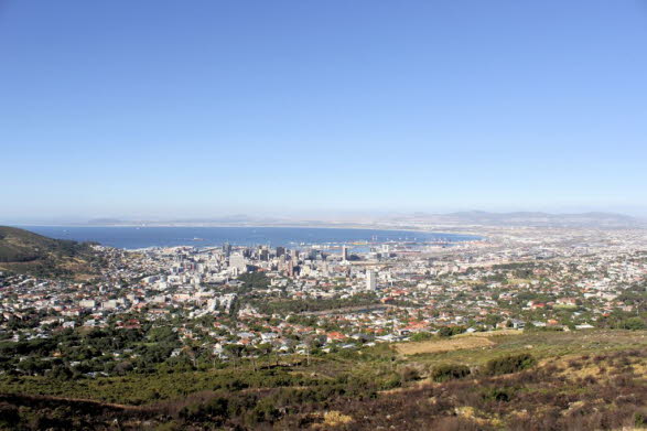Die Wirtschaft im Stadtzentrum von Kapstadt und den wunderschnen, weltberhmten Weinanbaugebieten ist immer noch uerst wei. Das ist das Gesicht von Kapstadt und es ist fr viele Schwarze aus dem Norden beunruhigend. Es ist auch fr auslndische Besuch