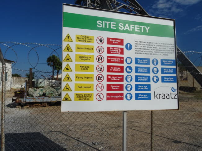 Namibia ist reich an Rohstoffen wie Diamanten, Uran, Kupfer, Gold, Zink, Blei, Zinn, Salz, Wolfram und Flussspat. Der Bergbau ist der wichtigste Wirtschaftssektor des Landes. Wichtigste Rohstoffe:  Diamanten: Namibia ist eine der weltweit gr��ten Quellen 
