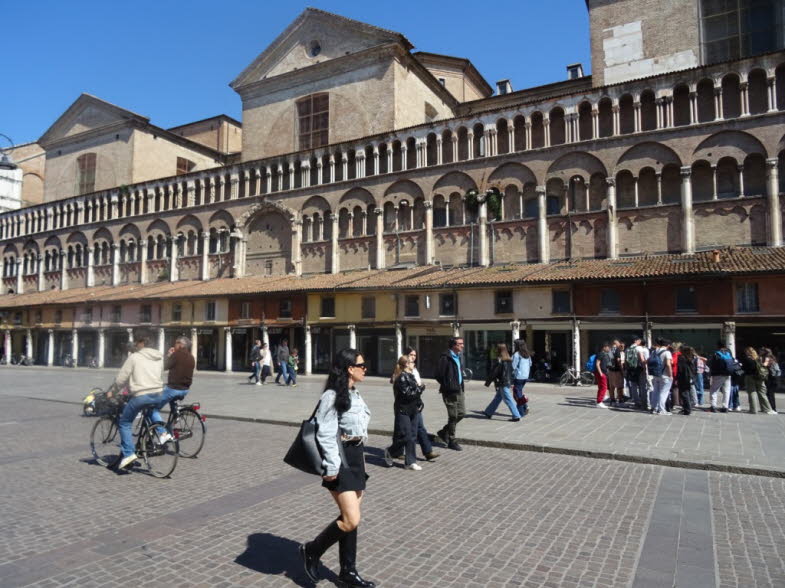 Die Aufnahme zeigt die S�dseite der Kathedrale von Ferrara
