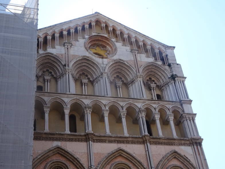 Die abgebildete Struktur ist die Fassade der Kathedrale von Ferrara