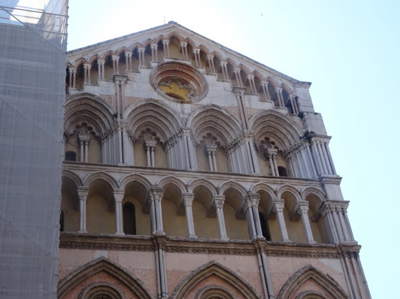Die abgebildete Struktur ist die Fassade der Kathedrale von Ferrara