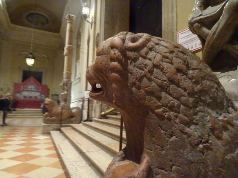 Romanische Skulpturen sind ikonische Merkmale des Doms von Ferrara 