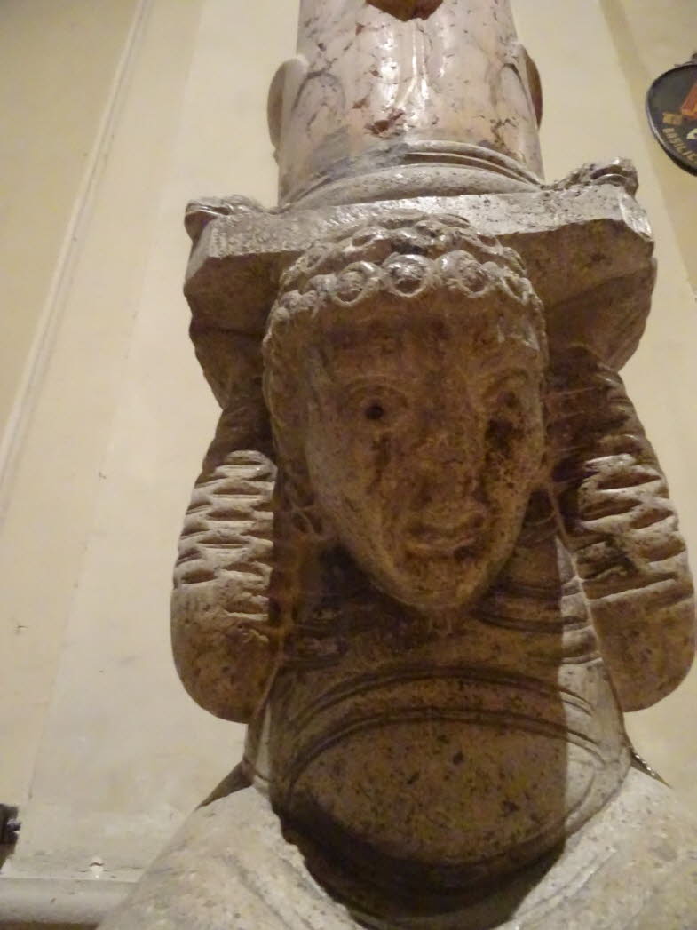 Romanische Skulpturen sind ikonische Merkmale des Doms von Ferrara 