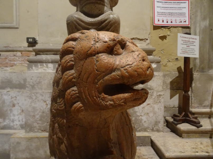 Romanische Skulpturen sind ikonische Merkmale des Doms von Ferrara 