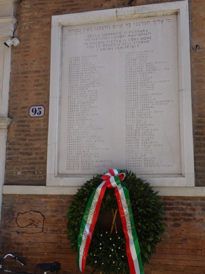 Gedenktafel befindet sich in der Via Mazzini: Diese Gedenktafel in Ferrara erinnert an die Opfer des Faschismus:  Sie tr�gt die Inschrift "DELLA COMUNIT� DI FERRARA NOVANTASEI I CORPI MARTORIATI IN QUESTA PIETRA IL LORO NOME FRA LE BRACCIA DELL'ETERNO L'A