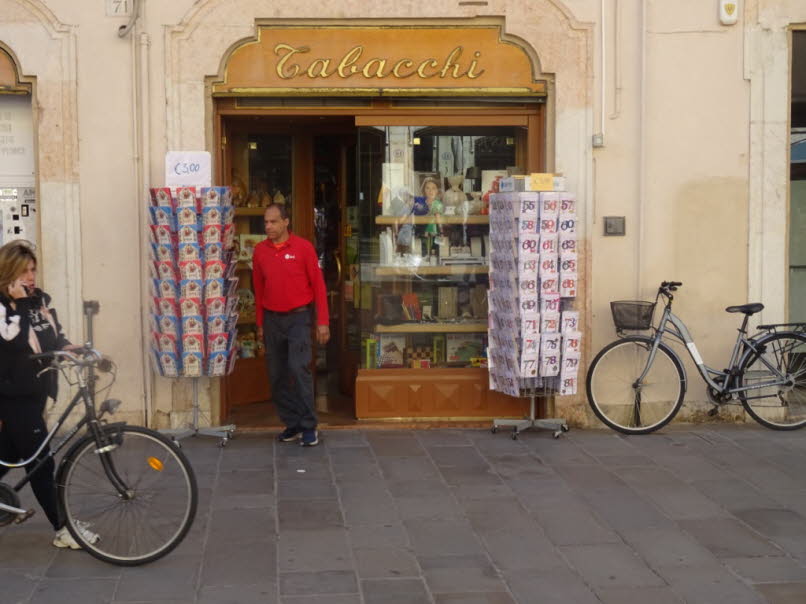 Tabakladen Tabacchi Dies ist ein typischer italienischer Tabakladen, der als Tabaccheria oder Sali e Tabacchi bekannt ist