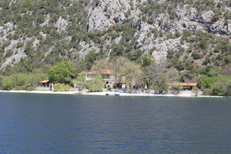 Der Langzeitsee, der durch einen Grabenbruch entstanden ist, teilen sich zwei verschiedene Staaten. Er entstand vermutlich schon im Pliozn, der Zeit vor der Eiszeit, die vor 5,3 Millionen Jahren begann, also vor ber 2,5 Millionen Jahren. Der See befinde