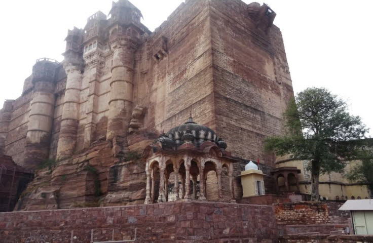 Bei dem abgebildeten Bauwerk handelt es sich um das Mehrangarh Fort in Jodhpur
