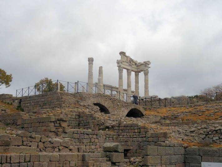 Das Bild zeigt  zeigt die Ruinen des antiken Asklepieion in Pergamon (heute Bergama, T�rkei). Bedeutung: Es war ein antiker Heiligtumskomplex und eines der bekanntesten Heilzentren der antiken Welt, gewidmet dem Gott der Heilkunst, Asklepios. Historischer