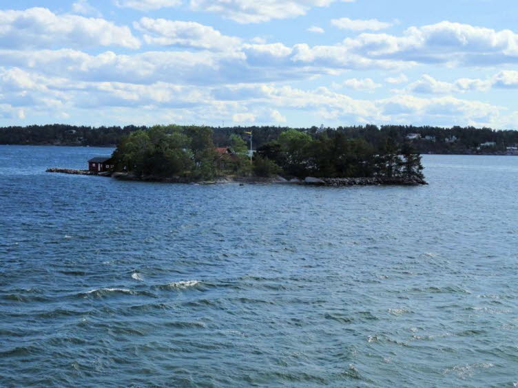 Typisch f�r diese Landschaft sind die gr�nen Inseln und die traditionellen, rot gestrichenen Holzh�user, die sogenannten Falun-roten Sommerh�user.