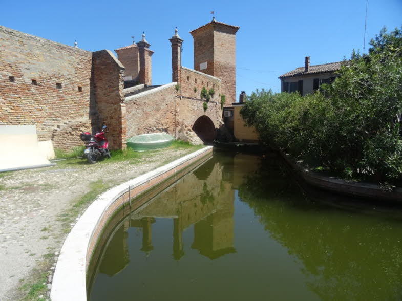 Die Geschichte der Comacchio-Lagune als wirtschaftlich-�kologisches System: 1. Ursprung: Eine amphibische Welt (Antike � Fr�hmittelalter). Die Lagune entstand durch Sedimente des Po, R�ckzug und Vorsto� des Meeres und durch nat�rliche Verlandungsprozesse.