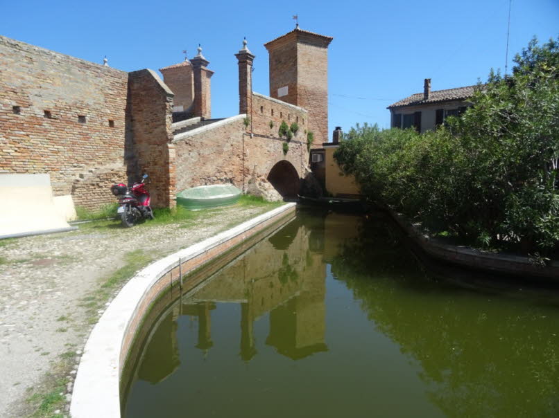 Die Geschichte der Comacchio-Lagune als wirtschaftlich-�kologisches System: 1. Ursprung: Eine amphibische Welt (Antike � Fr�hmittelalter). Die Lagune entstand durch Sedimente des Po, R�ckzug und Vorsto� des Meeres und durch nat�rliche Verlandungsprozesse.