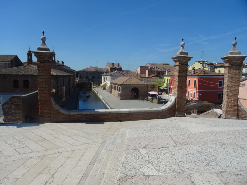 Die historische Rolle des Trepponti ist viel gr��er, als seine heutige Postkartenidylle vermuten l�sst. Dieses Bauwerk war Herzst�ck eines Verteidigungs- und Wirtschaftssystems, das Comacchio �ber Jahrhunderte gepr�gt hat: 1. Der Trepponti als Knotenpunkt