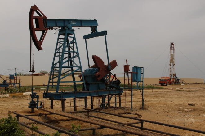 Im Jahr 2020 wurden von der Erdlindustrie Aserbaidschans etwa 716.000 Barrel l pro Tag gefrdert, was etwa 35,1 Millionen Tonnen pro Jahr entspricht. Bis Ende 2020 waren Aserbaidschans nachgewiesene lreserven 7 Mrd. Barrel bzw. 1 Mrd. Tonnen wert. Dar