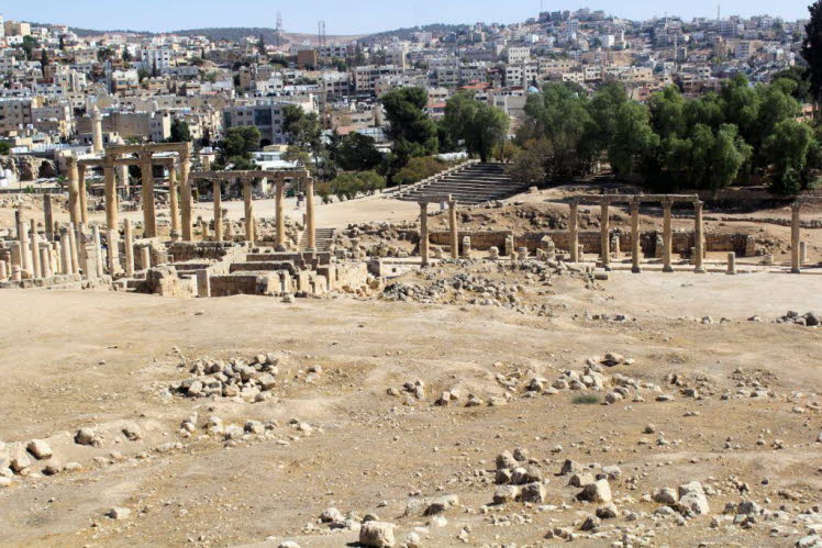 Das antike Gerasa ist die besterhaltene Dekapolisstadt; ihre Bezeugung in antiken Quellen ist allerdings vergleichsweise gering. Sie lag an beiden Ufern des Wadi Jerasch (des antiken Chrysorrhoas) in einer durch die Adschlun-Berge gut mit Feuchtigkeit ver