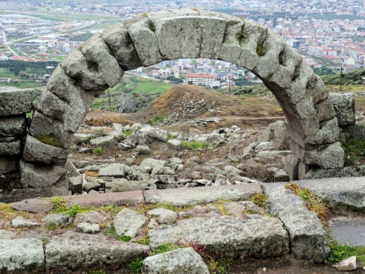 Das Bild zeigt die Ruinen der antiken Stadt Pergamon in der heutigen T�rkei, ein UNESCO-Weltkulturerbe. Standort: Die Ruinen befinden sich auf einem H�gel �ber der modernen Stadt Bergama. Historische Bedeutung: Pergamon war im 3. und 2. Jahrhundert v. Chr