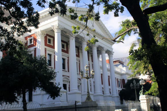 Sitz des Parlaments in Kaptadt: Obwohl die Stadt Kapstadt nicht die Hauptstadt Sdafrikas ist, ist sie Sitz des sdafrikanischen Parlaments  Kapstadt ist die gesetzgebende Hauptstadt, whrend sich der Regierungssitz in Pretoria, der Verwaltungshauptstadt