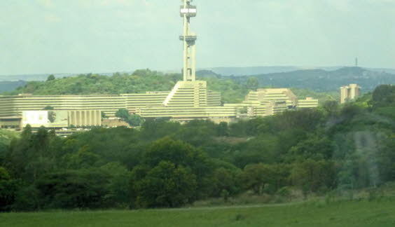 Die University of Johannesburg entstand 2005 aus dem Zusammenschluss der ehemaligen Rand Afrikaans University (RAU), der Technikon Witwatersrand (TWR) und den Campussen Soweto und East Rand der Vista University und ist eine der bekanntesten Universitten.