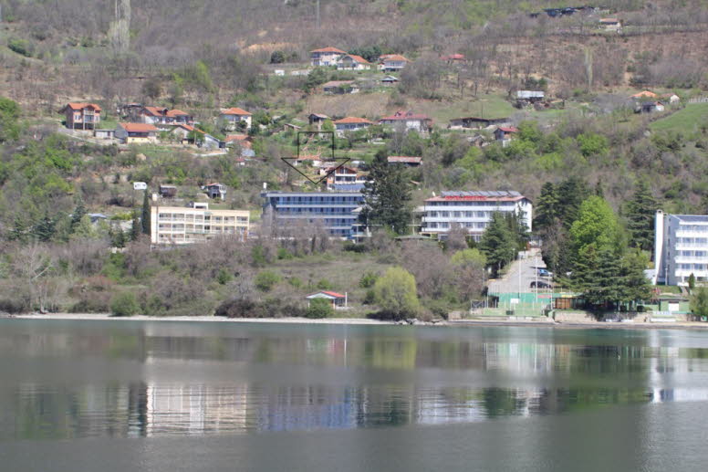 Vor 5000 Jahren wurden erste Siedler durch den fischreichen See und die strategisch vorteilhafte Lage angezogen. Die ltesten Skelettfunde in der Stadt Ohrid stammen aus dem 4. Jahrtausend v. Chr. Rund um 700 bis 800 v. Chr. wurde die Stadt unter dem Name